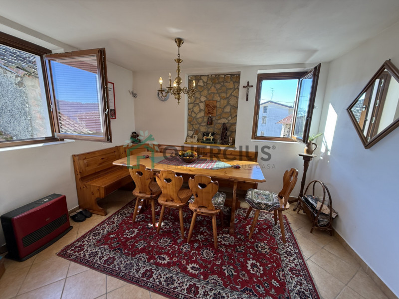 In bellissima zona collinare proponiamo in vendita una casa di corte su tre piani fuori terra.
Al...