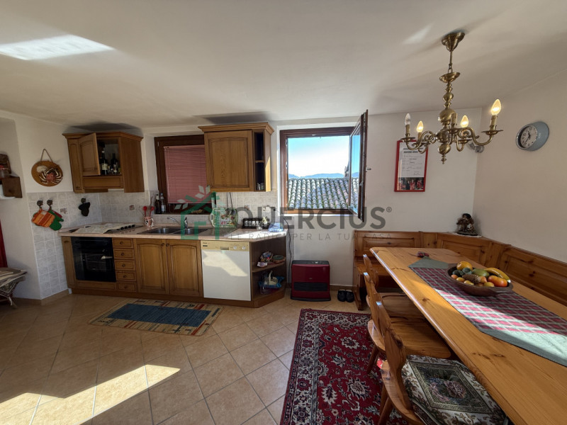 In bellissima zona collinare proponiamo in vendita una casa di corte su tre piani fuori terra.
Al...