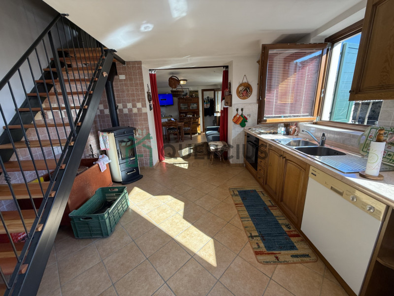 In bellissima zona collinare proponiamo in vendita una casa di corte su tre piani fuori terra.
Al...