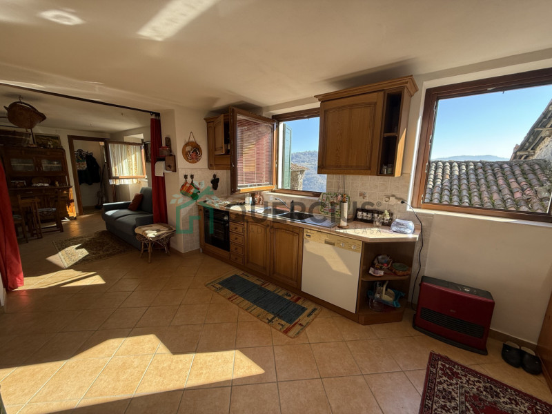 In bellissima zona collinare proponiamo in vendita una casa di corte su tre piani fuori terra.
Al...