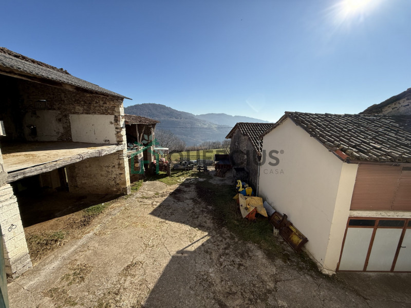 In bellissima zona collinare proponiamo in vendita una casa di corte su tre piani fuori terra.
Al...