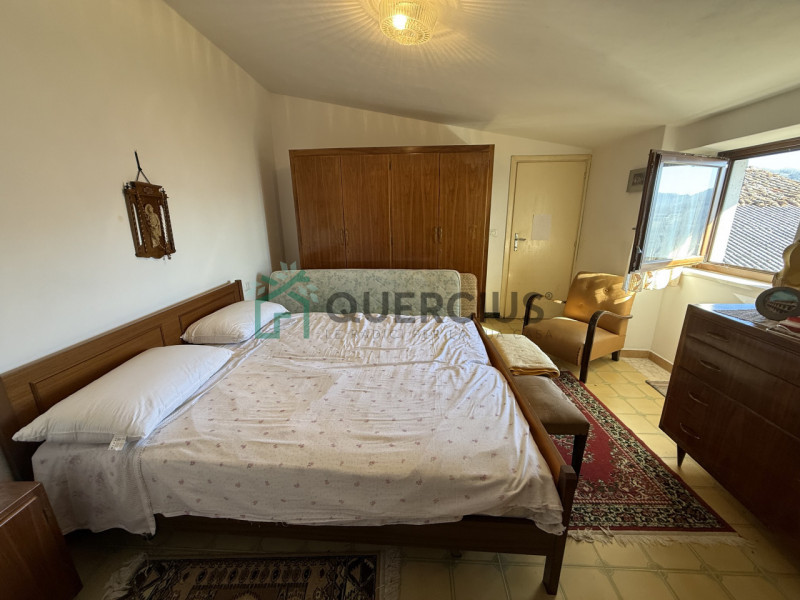 In bellissima zona collinare proponiamo in vendita una casa di corte su tre piani fuori terra.
Al...