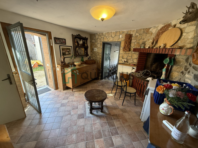 In bellissima zona collinare proponiamo in vendita una casa di corte su tre piani fuori terra.
Al...