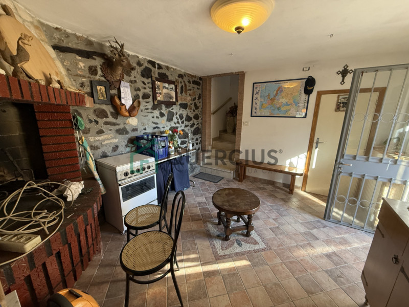 In bellissima zona collinare proponiamo in vendita una casa di corte su tre piani fuori terra.
Al...