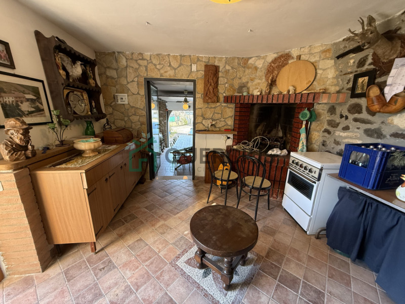 In bellissima zona collinare proponiamo in vendita una casa di corte su tre piani fuori terra.
Al...