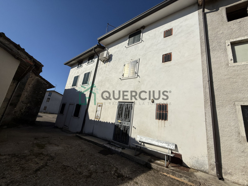 In bellissima zona collinare proponiamo in vendita una casa di corte su tre piani fuori terra.
Al...