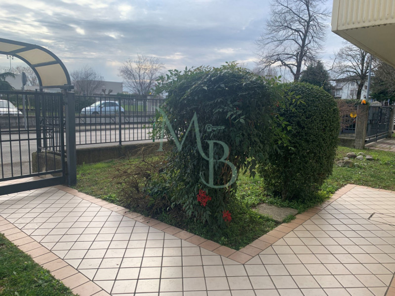 PADOVA – CAMIN: Immobiliare MB è lieta di proporre in esclusiva un raffinato appartamento quadril...