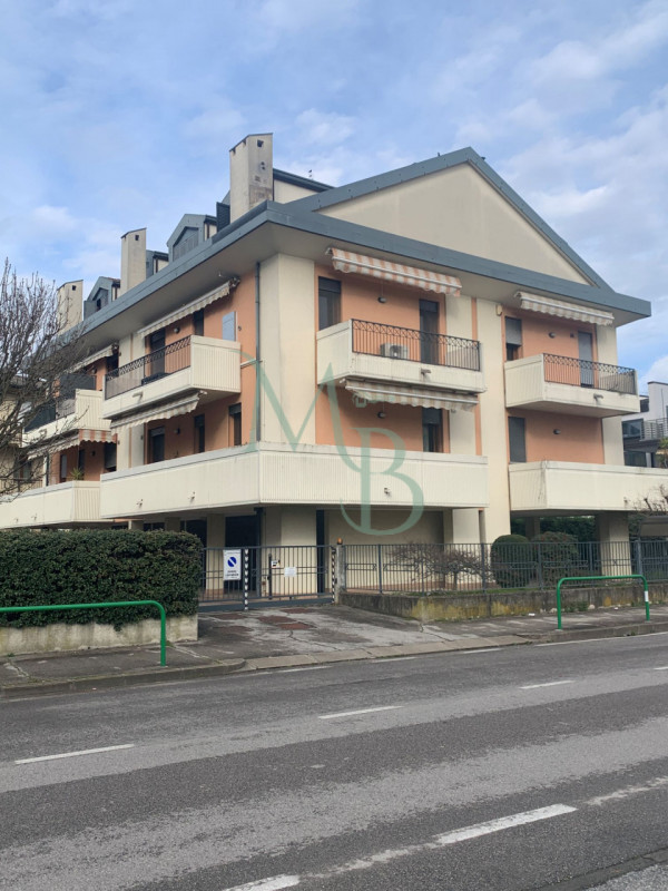 PADOVA – CAMIN: Immobiliare MB è lieta di proporre in esclusiva un raffinato appartamento quadril...
