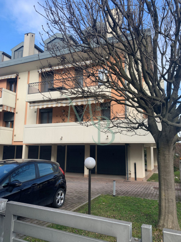 PADOVA – CAMIN: Immobiliare MB è lieta di proporre in esclusiva un raffinato appartamento quadril...