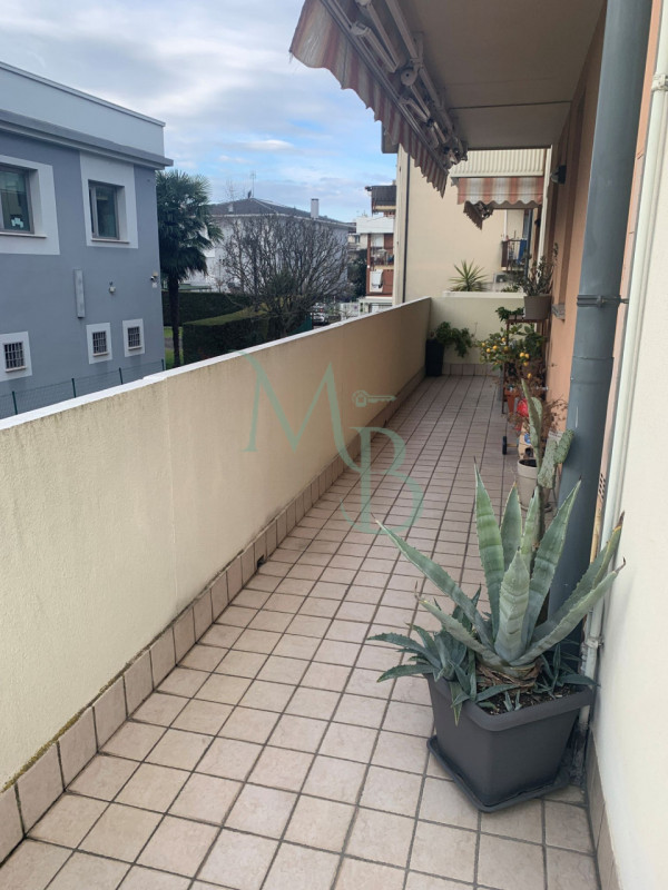 PADOVA – CAMIN: Immobiliare MB è lieta di proporre in esclusiva un raffinato appartamento quadril...