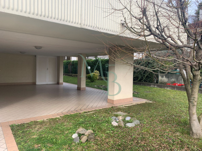 PADOVA – CAMIN: Immobiliare MB è lieta di proporre in esclusiva un raffinato appartamento quadril...