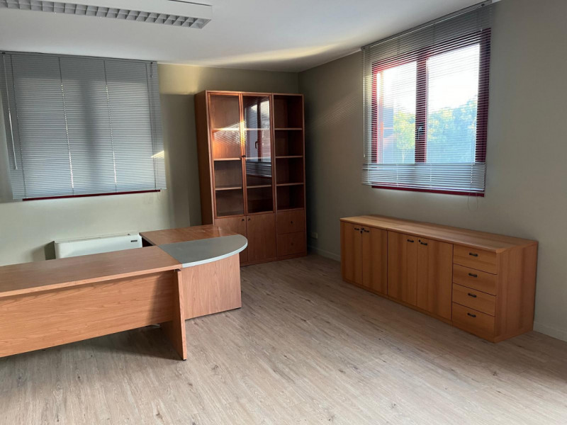 Riferimento per l'Agenzia FAU1 VIGONZA Zona Peraga affittasi elegante ufficio parzialmente arreda...