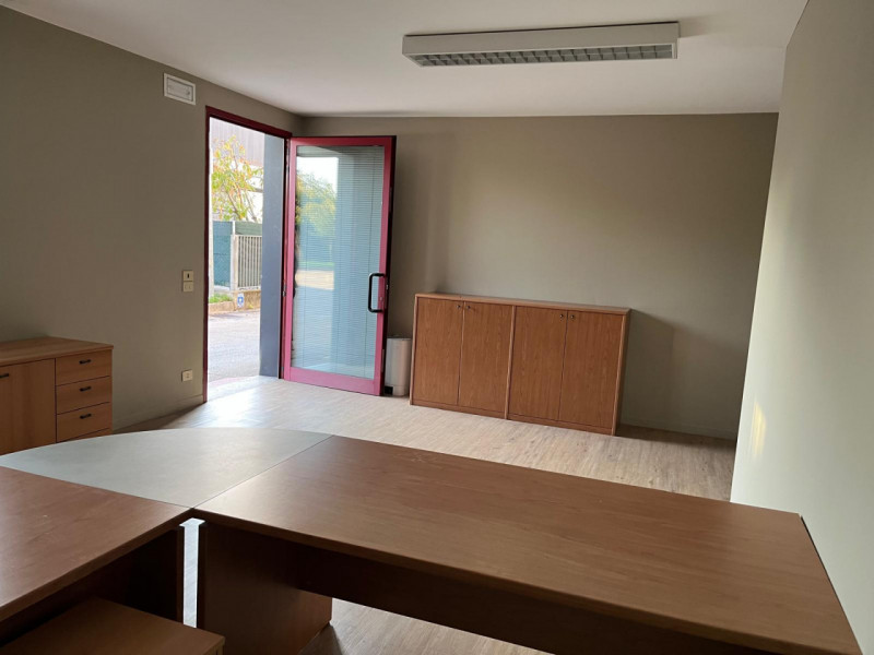 Riferimento per l'Agenzia FAU1 VIGONZA Zona Peraga affittasi elegante ufficio parzialmente arreda...