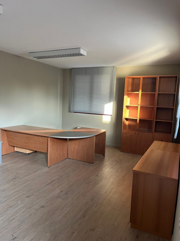 Riferimento per l'Agenzia FAU1 VIGONZA Zona Peraga affittasi elegante ufficio parzialmente arreda...