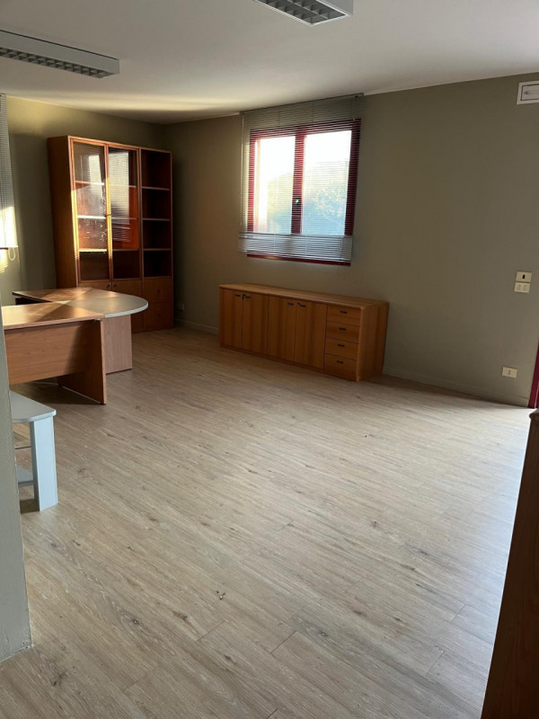 Riferimento per l'Agenzia FAU1 VIGONZA Zona Peraga affittasi elegante ufficio parzialmente arreda...