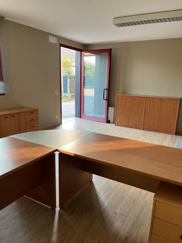 Riferimento per l'Agenzia FAU1 VIGONZA Zona Peraga affittasi elegante ufficio parzialmente arreda...