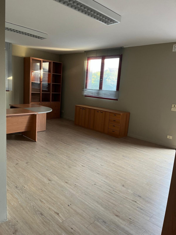 Riferimento per l'Agenzia FAU1 VIGONZA Zona Peraga affittasi elegante ufficio parzialmente arreda...