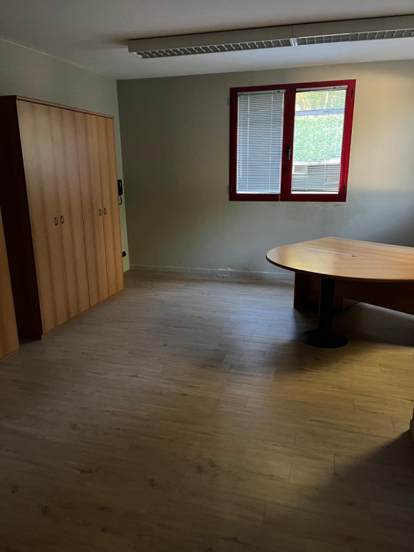 Riferimento per l'Agenzia FAU1 VIGONZA Zona Peraga affittasi elegante ufficio parzialmente arreda...