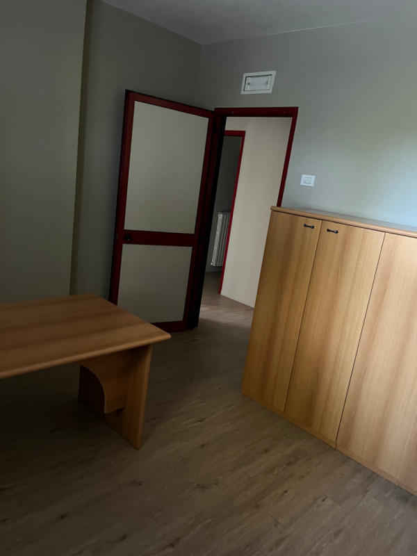 Riferimento per l'Agenzia FAU1 VIGONZA Zona Peraga affittasi elegante ufficio parzialmente arreda...