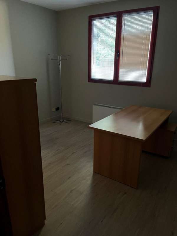 Riferimento per l'Agenzia FAU1 VIGONZA Zona Peraga affittasi elegante ufficio parzialmente arreda...