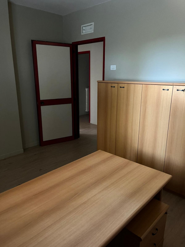 Riferimento per l'Agenzia FAU1 VIGONZA Zona Peraga affittasi elegante ufficio parzialmente arreda...