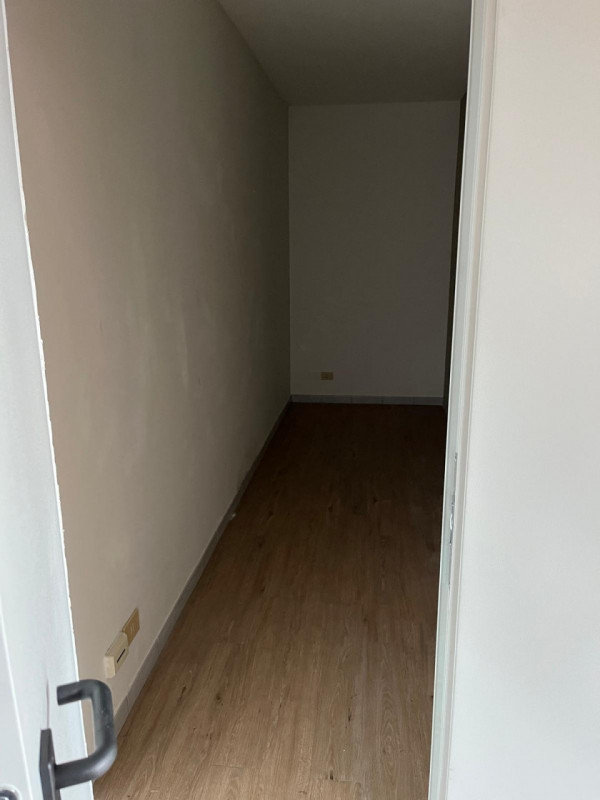 Riferimento per l'Agenzia FAU1 VIGONZA Zona Peraga affittasi elegante ufficio parzialmente arreda...