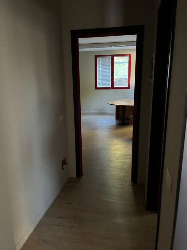 Riferimento per l'Agenzia FAU1 VIGONZA Zona Peraga affittasi elegante ufficio parzialmente arreda...