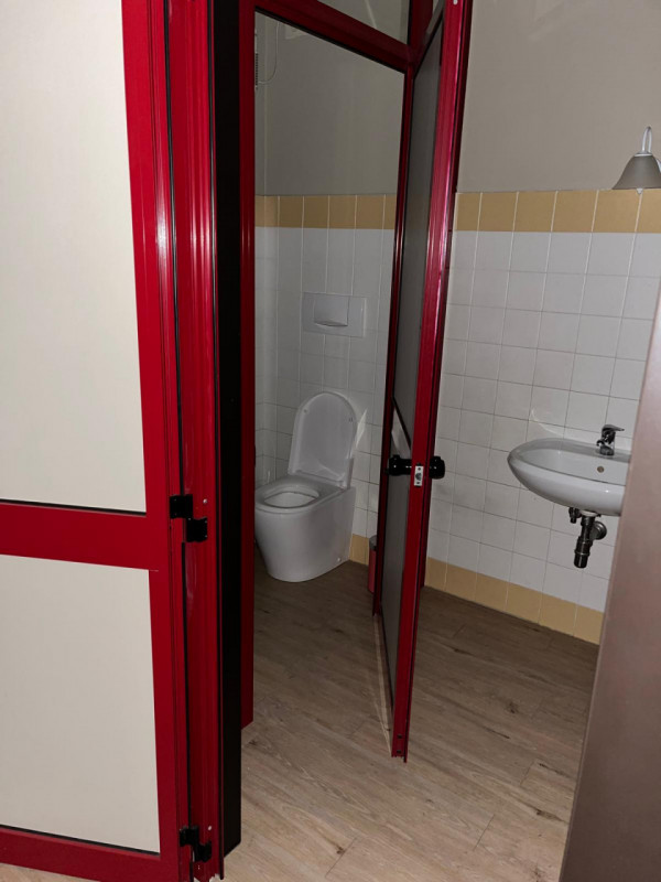 Riferimento per l'Agenzia FAU1 VIGONZA Zona Peraga affittasi elegante ufficio parzialmente arreda...