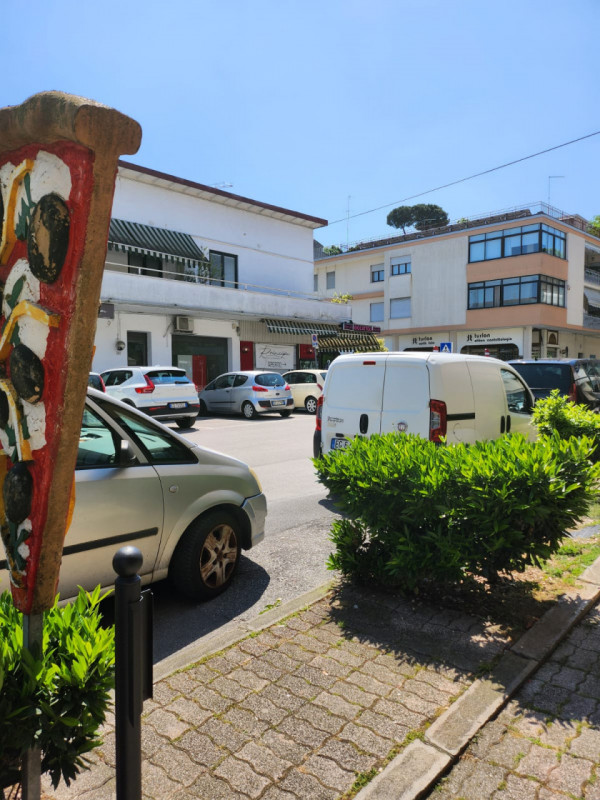 Proponiamo in vendita un’attività di pizzeria per asporto situata in una posizione privilegiata, ...