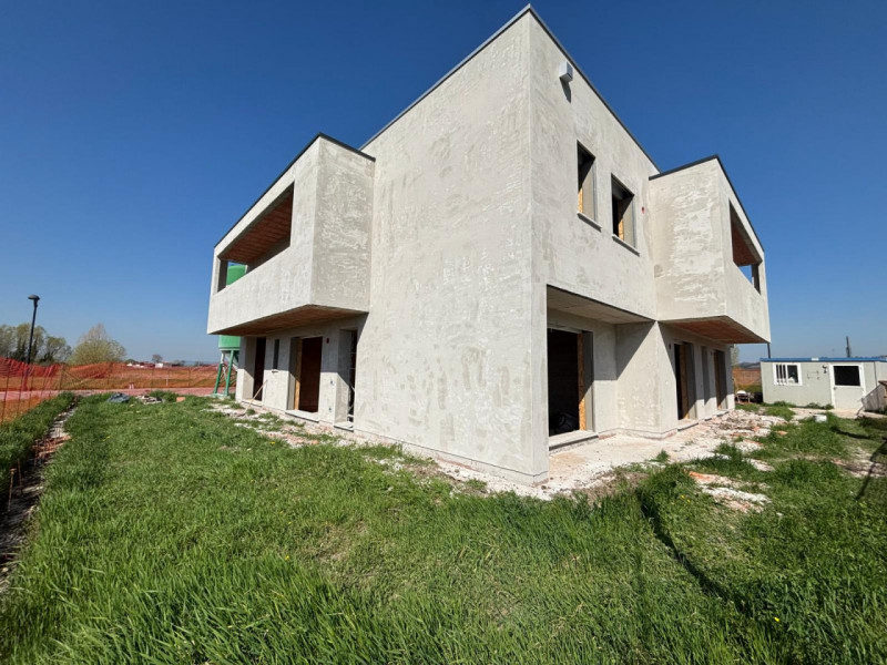 Scopri l'eleganza e la modernità delle nuove porzioni di questa porzione di trifamiliare in vendi...