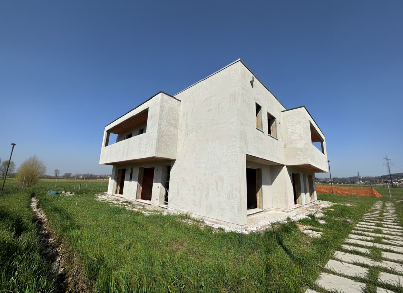 Scopri l'eleganza e la modernità delle nuove porzioni di questa porzione di trifamiliare in vendi...