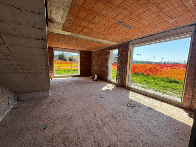 Scopri l'eleganza e la modernità delle nuove porzioni di questa porzione di trifamiliare in vendi...