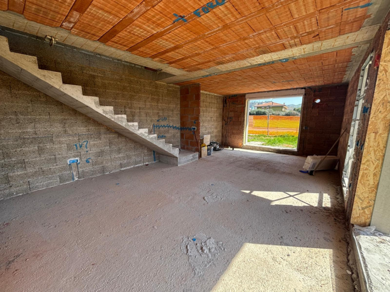 Scopri l'eleganza e la modernità delle nuove porzioni di questa porzione di trifamiliare in vendi...