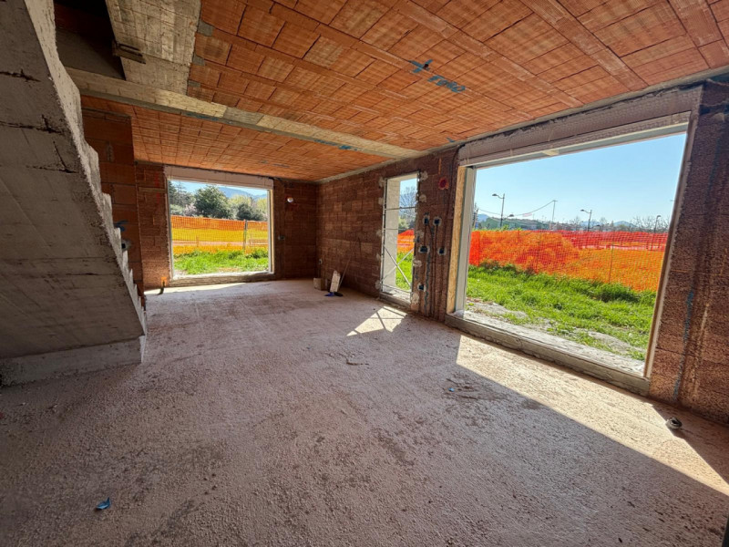 Scopri l'eleganza e la modernità delle nuove porzioni di questa porzione di trifamiliare in vendi...