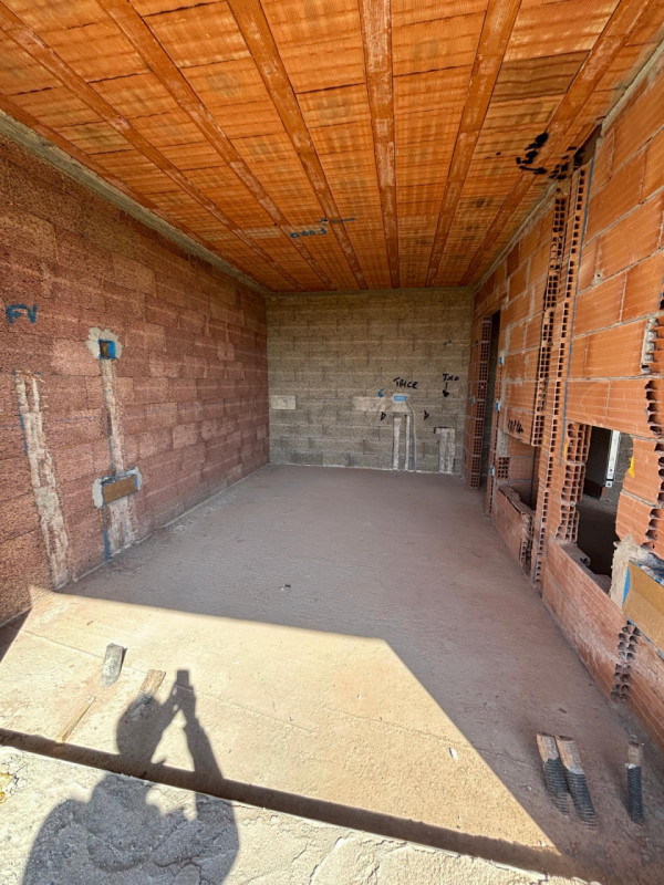 Scopri l'eleganza e la modernità delle nuove porzioni di questa porzione di trifamiliare in vendi...