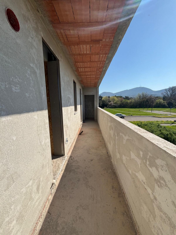 Scopri l'eleganza e la modernità delle nuove porzioni di questa porzione di trifamiliare in vendi...