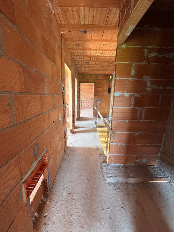 Scopri l'eleganza e la modernità delle nuove porzioni di questa porzione di trifamiliare in vendi...