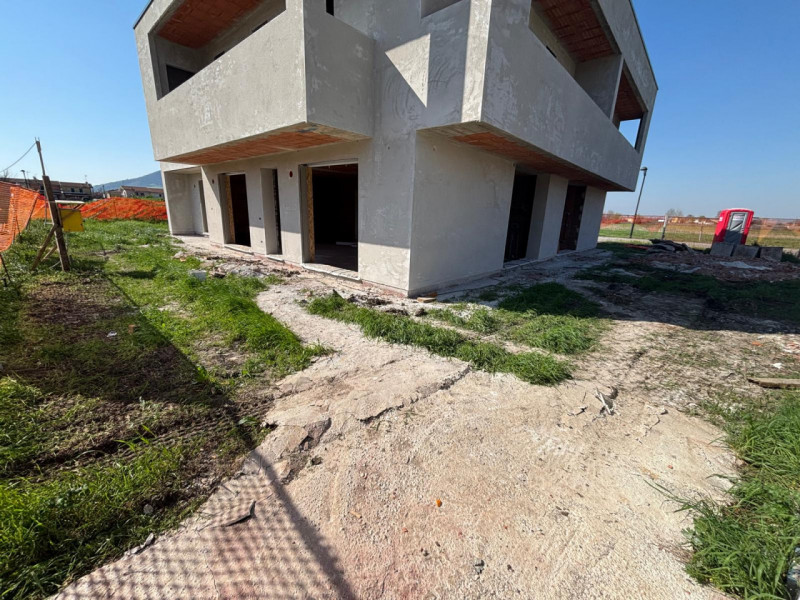 Scopri l'eleganza e la modernità delle nuove porzioni di questa porzione di trifamiliare in vendi...