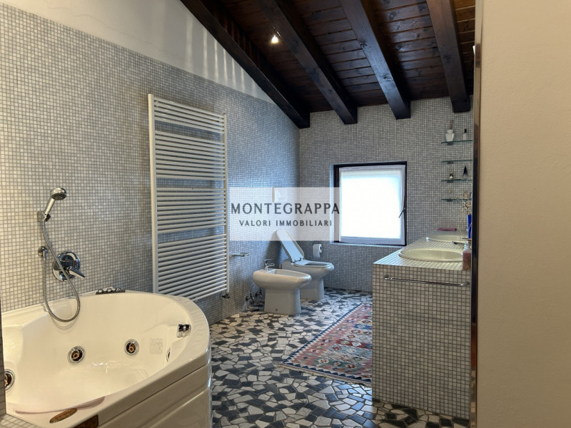 Sei alla ricerca di un immobile esclusivo dalle metrature davvero generose e dalle finiture di pr...