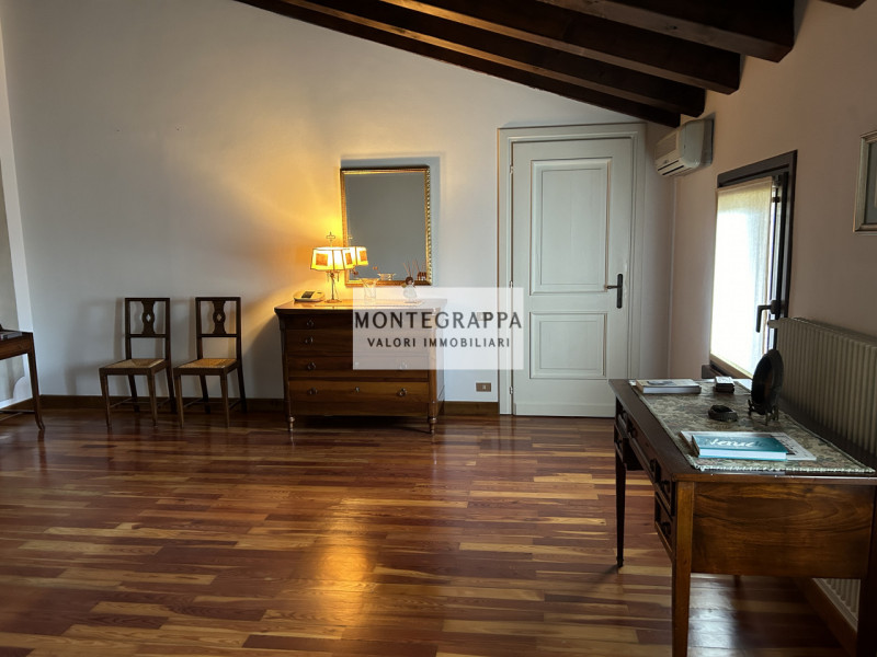 Sei alla ricerca di un immobile esclusivo dalle metrature davvero generose e dalle finiture di pr...