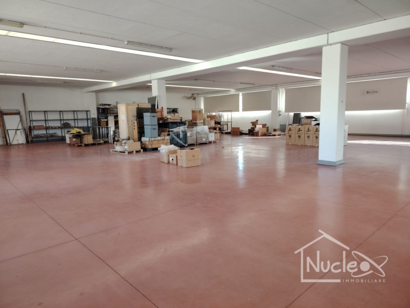 MONTEGROTTO TERME: In zona artigianale proponiamo in affitto un capannone singolo sviluppato su d...