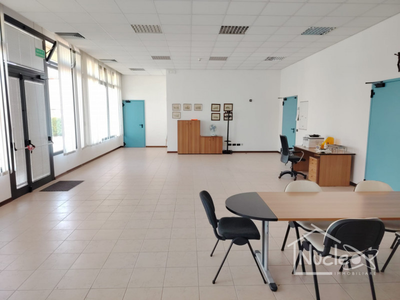 MONTEGROTTO TERME: In zona artigianale proponiamo in affitto un capannone singolo sviluppato su d...