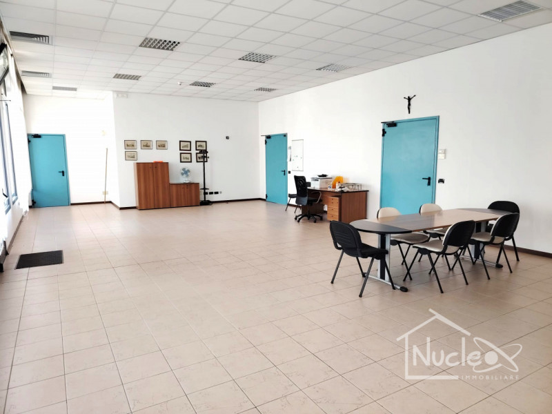 MONTEGROTTO TERME: In zona artigianale proponiamo in affitto un capannone singolo sviluppato su d...