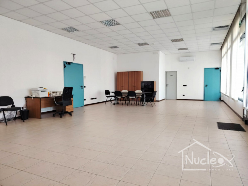 MONTEGROTTO TERME: In zona artigianale proponiamo in affitto un capannone singolo sviluppato su d...