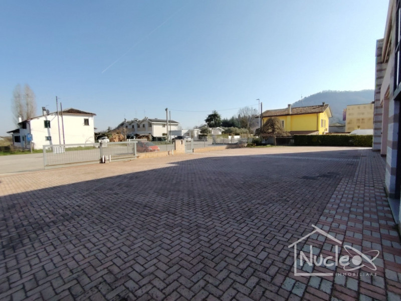 MONTEGROTTO TERME: In zona artigianale proponiamo in affitto un capannone singolo sviluppato su d...