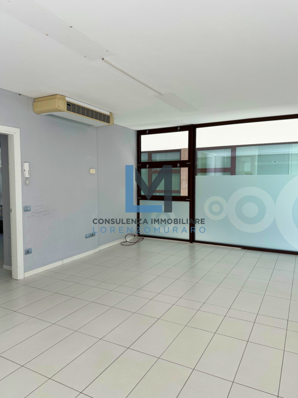 A Montebelluna, in posizione centralissima, proponiamo in vendita ufficio direzionale di 110 mq c...