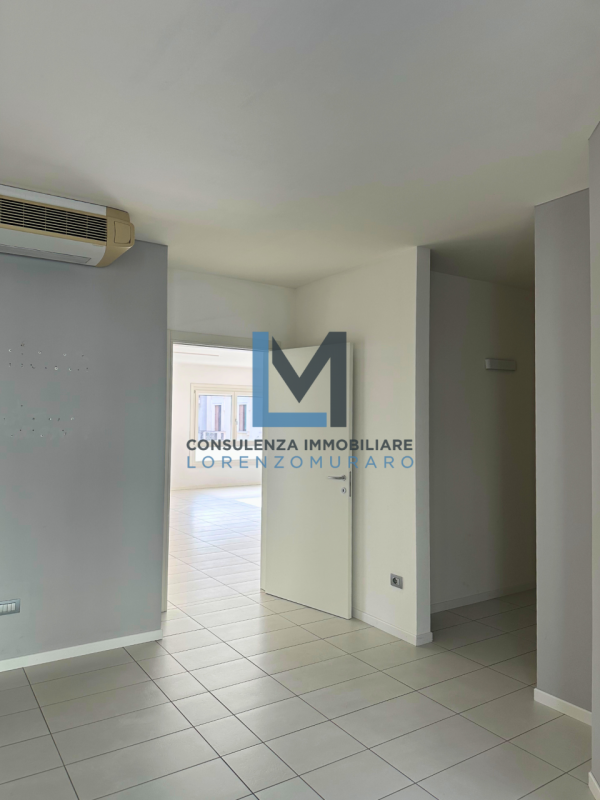A Montebelluna, in posizione centralissima, proponiamo in vendita ufficio direzionale di 110 mq c...