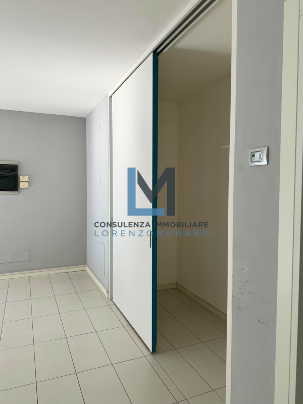 A Montebelluna, in posizione centralissima, proponiamo in vendita ufficio direzionale di 110 mq c...