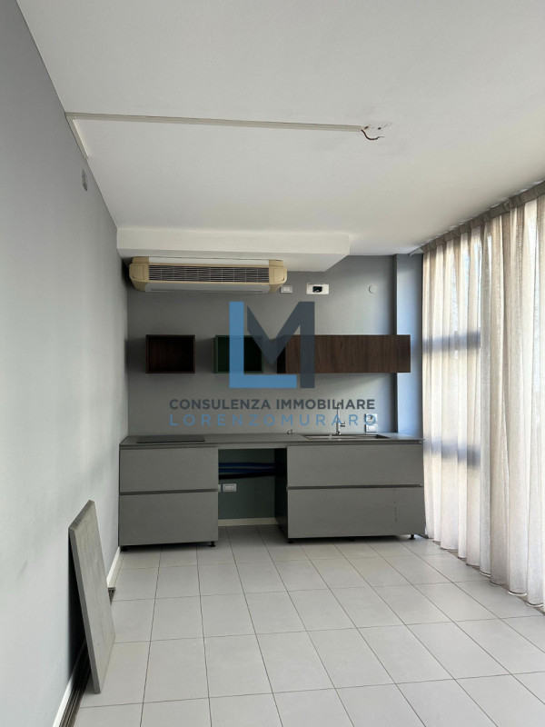 A Montebelluna, in posizione centralissima, proponiamo in vendita ufficio direzionale di 110 mq c...