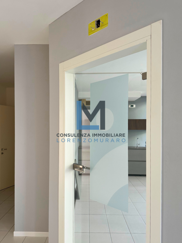 A Montebelluna, in posizione centralissima, proponiamo in vendita ufficio direzionale di 110 mq c...